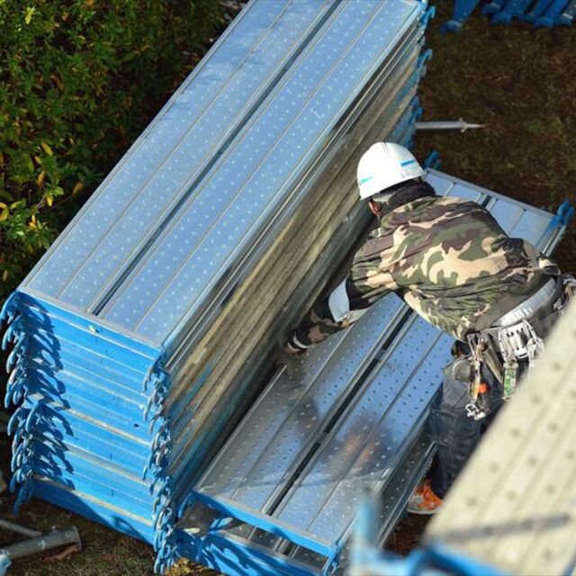 足場を整理するスタッフ